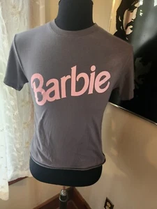 Camiseta Barbie 2023 gris logotipo de película manga corta gráfico talla pequeña - Imagen 1 de 2