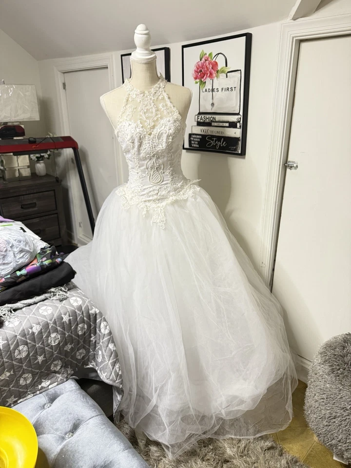 Wedding Dress !! - Image 1 of 4