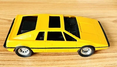 1/20 SCALE 1980s VINTAGE TESTORS #1022 LOTUS ESPIRIT YELLOW PLASTIC ROLLING CAR - Image 1 of 4