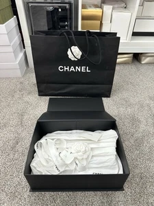 Caja de regalo Chanel. Bueno para bolso pequeño. Ver fotos para la talla. - Imagen 1 de 9