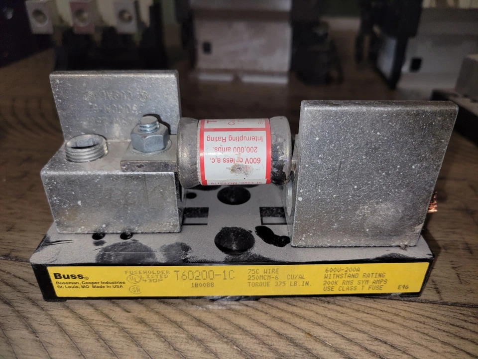 Eaton Bussmann T60200-1C Fuse Block 200A 600V W/ T-TRON Fast Acting Class T Fuse — 第 1/4 张图片
