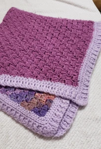 Lila Häkeldecke im Patchwork-Stil - 33x30" - lebendig, einzigartig, Handarbeit - Bild 1 von 2
