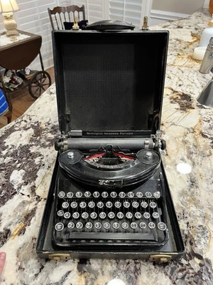 Máquina de escribir portátil silenciosa Remington de la década de 1930 de colección con estuche Foto 1 de 4