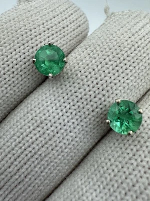 Aretes de oro blanco de 14k con esmeralda de 0,50 quilates Foto 1 de 4