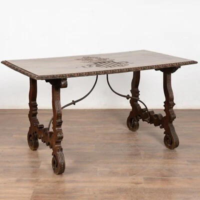 Mesa de escribir de nogal del siglo XIX con escudo familiar tallado, España Foto 1 de 4