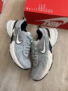 Nike V2K Run (W) Gr. UK 7,5 Light Pumice Light Orewood Brown Black - Brandneu - Bild 1 von 7