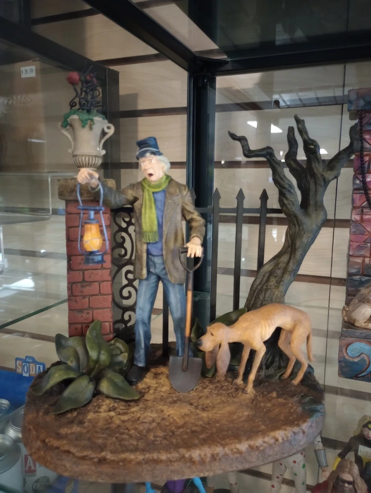 Estatuilla Estatua Cementerio Cuidador Disney Mansión Embrujada  Foto 1 de 1