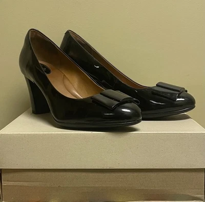 Clark’s Mujer Charol Tacón Ancho Bomba Con Lazos Foto 1 de 4