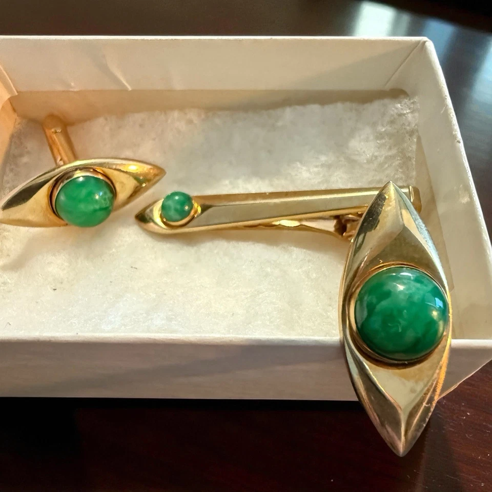 20 世纪 50 年代 Anson 复古金色绿色宝石袖扣和领带夹套装 — 第 1/4 张图片