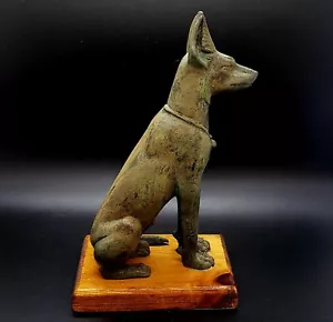 Antigua estatua de Doberman sobre base de madera - Imagen 1 de 12