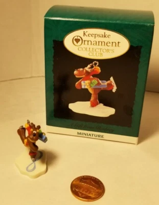 1995 Hallmark Keepsake Ornament Un regalo de reno Rodney, vintage, miniatura Foto 1 de 4
