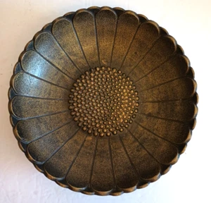 Ciotola fiori crisantemo in ghisa giapponese vintage Giappone MCM 3,13 libbre larghezza 9" - Foto 1 di 5