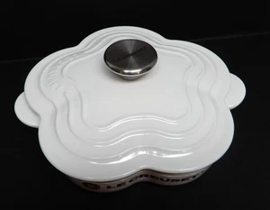 Le Creuset Cocette Fleur 20cm White Lidded Dish 1.25 Qt Enamel Cast Iron NIB - Picture 1 of 11