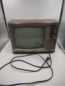 Vintage 1979 Quasar TV 11" Fernseher XP3121RW POWER ON - Bild 1 von 15