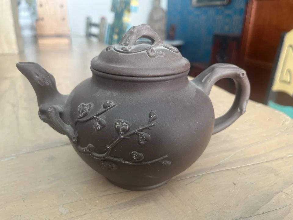 Tetera china Yixing zisha (arena púrpura) con diseño de flor de ciruelo, usada en excelente estado Foto 1 de 4