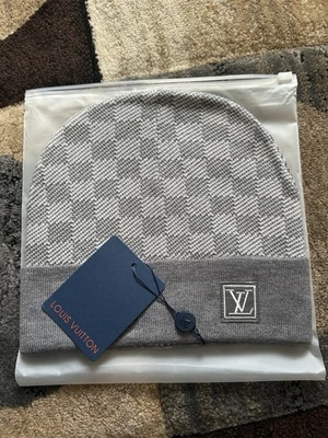 Gorro Louis Vuitton cinza, tamanho único serve para todos! - Imagem 1 de 3