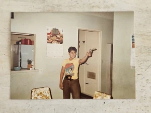 VINTAGE 1980'S MEXICAN AMERICAN CHICANO YOUNG TEEN WITH TWO GUNS PHOTO - Picture 1 of 5