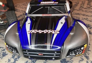 Traxxas Slash 4x2/ Remote Control / Charger - Picture 1 of 13