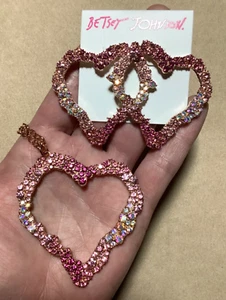 Orecchini Cuore Betsey Johnson Ombre Rosa Gemma Iridescente + Set Collana Oro Rosa - Foto 1 di 9