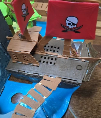 19" Matchbox 360 Pirate Ship Pop-Up Fold Out Play & Go Set 2006 Mattel Toy Case  - Image 1 of 4