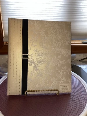 Álbum de boda sello marfil con hebilla negra brillantes pedrería Foto 1 de 4