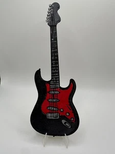 Handbemalter Magnet für E-Gitarre - schwarz & rot - lasergeschnitten 7" x 2 1/4" - Bild 1 von 2
