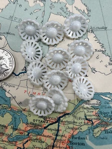 VINTAGE 1940s set of 12 small white flower buttons plastic celluloid 13mm - Foto 1 di 5