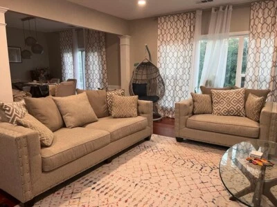 Excellent condition Cindy Crawford  tufted Sofa and loveseat set (Rooms to go) - Image 1 of 4