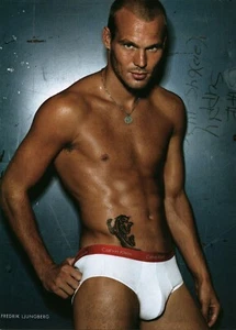 2004 PRINT AD - CALVIN KLEIN UNDERWEAR AD - FREDRIK LJUNGERG - SEXY HOT TATOO CK - Picture 1 of 1