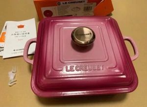 Le Creuset Signature Cocotte Square Berry 24 cm 9,5" 2,8 L 3 cuartos de galón de hierro fundido con caja nuevo - Imagen 1 de 3