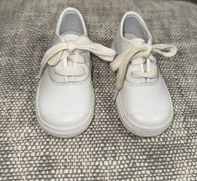 Tenis con cordones de cuero blanco Keds * Bebé niño pequeño talla 5,5 * Espuma viscoelástica Foto 1 de 4