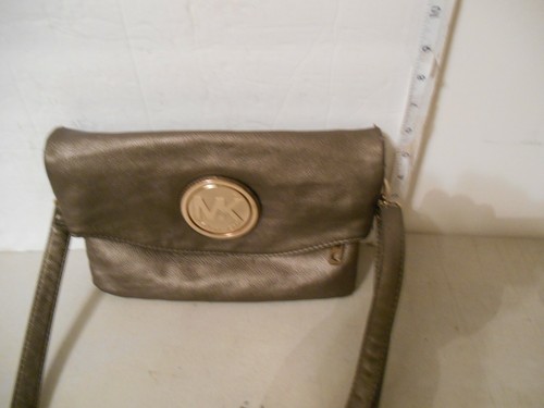 Borsa in pelle argento Michael Kors grande emblema MK sul davanti usata