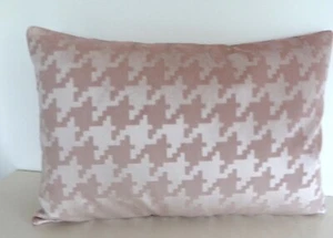 FUNDA DE COJÍN DE TERCIOPELO ROSA PÁLIDO CON PATRÓN DE PATA DE GALLO JACQUARD - Imagen 1 de 3
