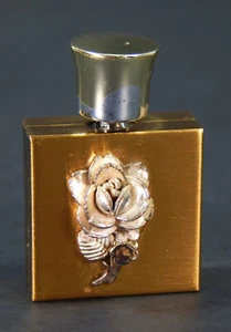 BOTTIGLIA PROFUMO VINTAGE MINIATURA VETRO IN CUSTODIA METALLO TONO FLOREALE E ORO 2" USATA IN OTTIME CONDIZIONI - Foto 1 di 10