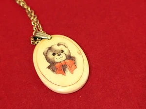 Vintage Faux Carved Scrimshaw Bear Pendant w/18" Goldtone Necklace Signed "SA" - Bild 1 von 8