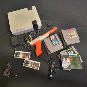 NES Nintendo Console Bundle with Zapper Gun, 2 Controllers, and 3 Games - Picture 1 of 1