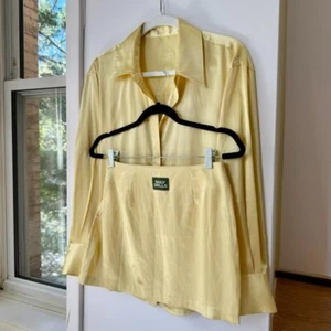 Daily Drills Conjunto Sedoso Resort Botón Manga Larga Top Falda Amarillo Mantequilla XS - Imagen 1 de 13