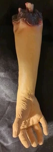 Utilería de Halloween brazo cortado sensación real hueso sangre miedo comida viva muerta sensación - Imagen 1 de 4