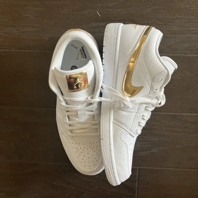 Talla 12 - Air Jordan 1 Retro Bajo Blanco Metálico Dorado W Foto 1 de 4