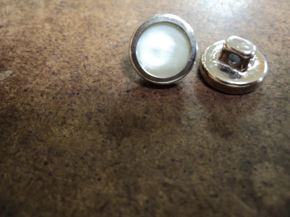 BOTÓN WESTERN-BORDE PLATEADO/ESPALDA-POLIÉSTER BLANCO AUTO CAÑA PERLA BOTÓN-TALLA 18 Foto 1 de 1