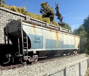 Athearn Genesis HO Scale Trinity Covered Hopper DJC Patched Weathered NIB - Picture 1 of 9