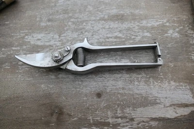 Superbe ancien et robuste sécateur" VALAISAN EXTRA". Neuf. Fabrication suisse. - Immagine 1 di 4