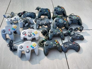 Lotto controller Sony Playstation PS1 Nintendo N64 Xbox originali Sega Megadrive - Foto 1 di 1