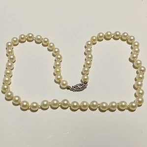 Vintage Halskette 14 Karat Weißgold Verschluss cremefarbene Zuchtperlen handgeknüpft - Bild 1 von 7