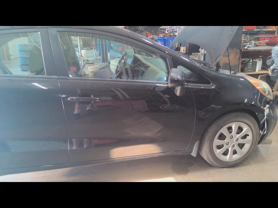 Used Front Right Door Assembly Front fits: 2013 Kia Rio power window w/AC w/sola Foto 1 de 4