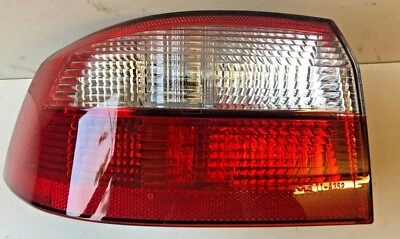 LUZ TRASERA PASAJERO IZQUIERDO RENAULT LAGUNA 5 PUERTAS 2001-2005 Foto 1 de 4