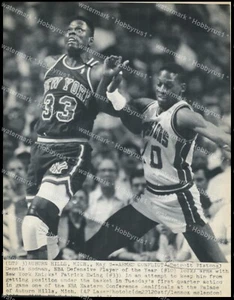 Patrick Ewing vs Dennis Rodman Original 1990 NBA Basketball Presse Laser Foto - Bild 1 von 2