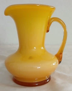 Piccola brocca in vetro giallo con manico in ambra alta 4" vintage - Foto 1 di 15