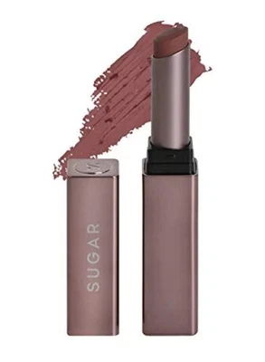 Lápiz labial satinado Sugar Cosmetics Mettle | Acabado mate altamente pigmentado y sedoso | Foto 1 de 4