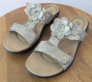 Sandalias Clarks Collection para mujer 9,5 florales deslizables Laurieann Madi doradas brillantes - Imagen 1 de 9